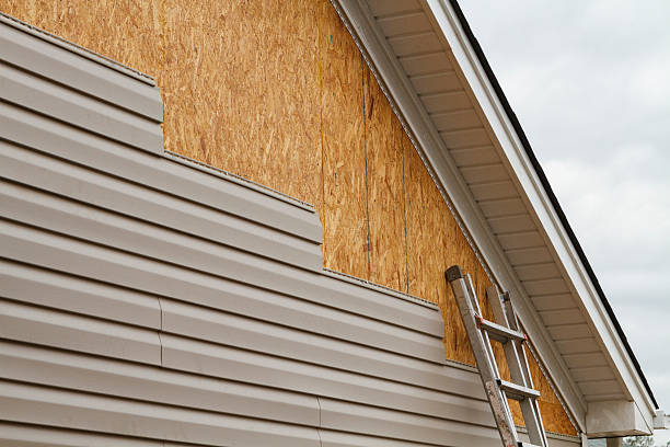 Professional Siding technician working in Radnor, OH
